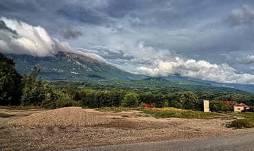 Игра облака над Сувом планином